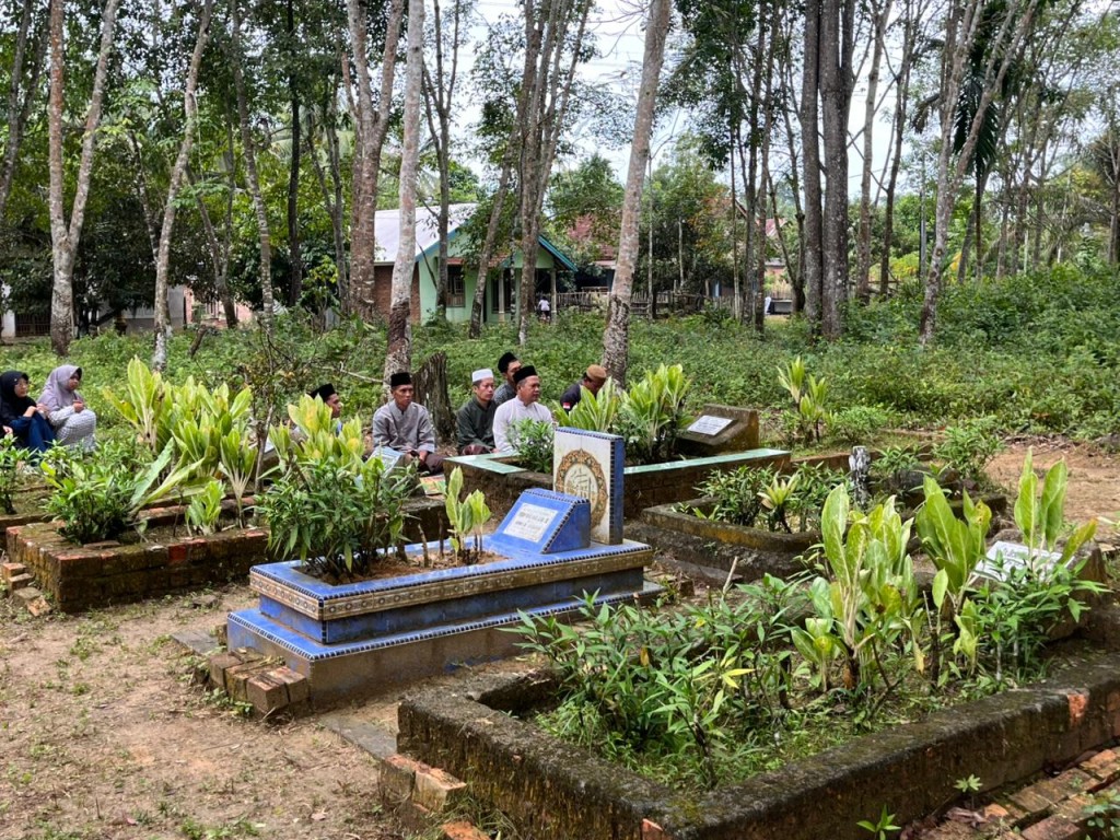 Tradisi Ziarah Sambut Ramadan, Keluarga Besar Ponpes Darusy Syafi’iyah Ziarah Makam Ulama dan Guru