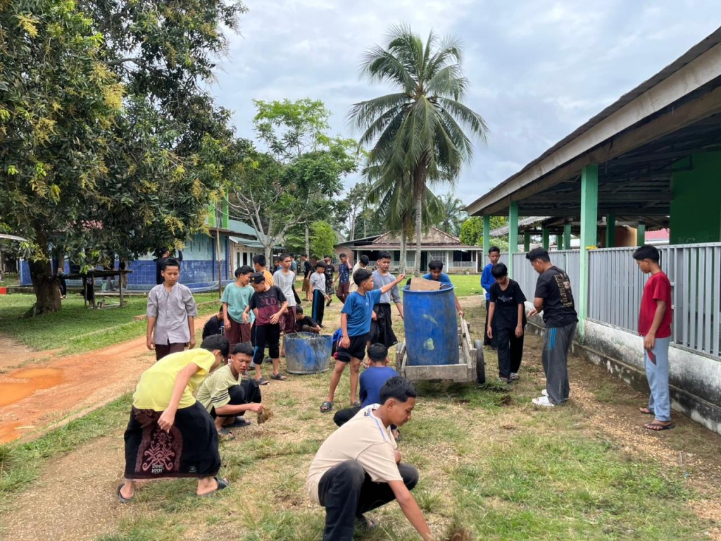 Sambut Ramadan 1447 H, Santri Darusy Syafi’iyah Gotong Royong Bersihkan Masjid dan Lingkungan Pesantren