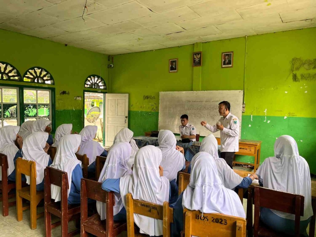 Peduli Kesehatan Remaja, Puskesmas Jembatan Mas Periksa HB Santriwati Darusy Syafi’iyah